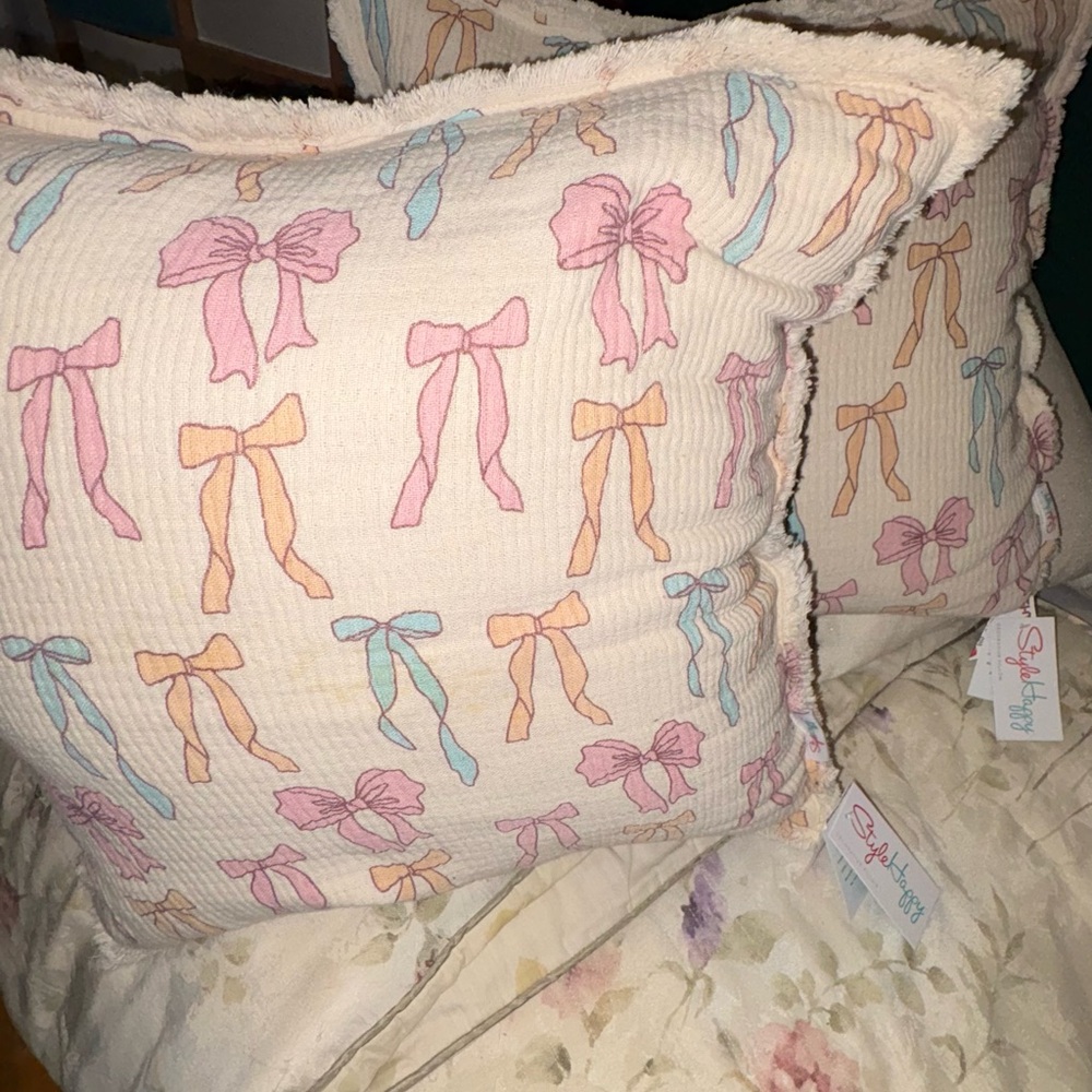 TikTok viral Bow Pattern Throw Pillows
